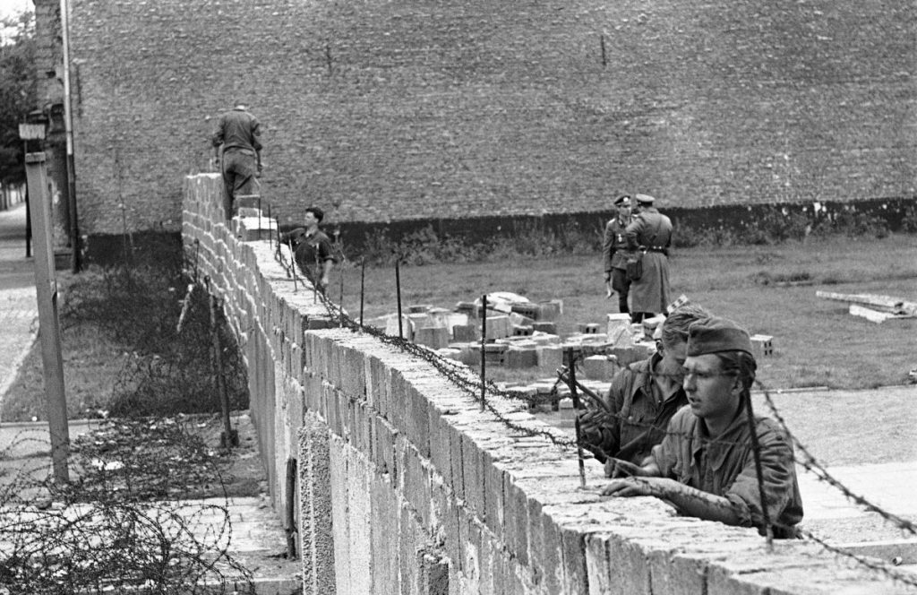 Explique O Contexto Histórico Da Construção Do Muro De Berlim