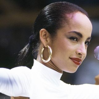 La cantante Sade Adu sul palco, 1986