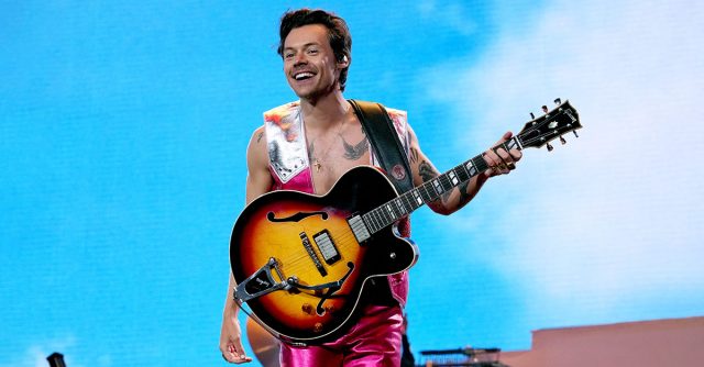 Il cantante Harry Styles sul palco con chitarra, Coachella 2022