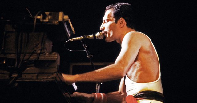 Freddie Mercury si esibisce al pipanoforte, anni '70
