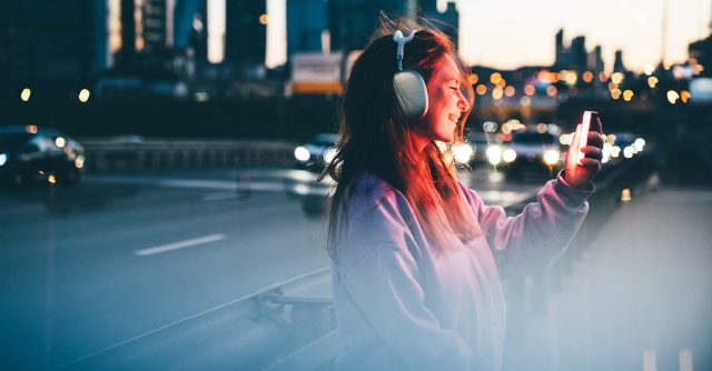Donna ascolta musica rilassante in cuffia