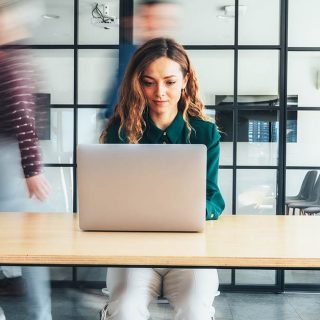 Donna concentrata nel lavoro
