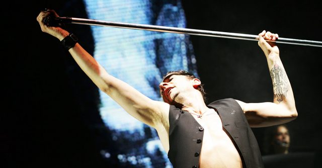 Dave Gahan dei Depeche Mode sul palco, circa 2000