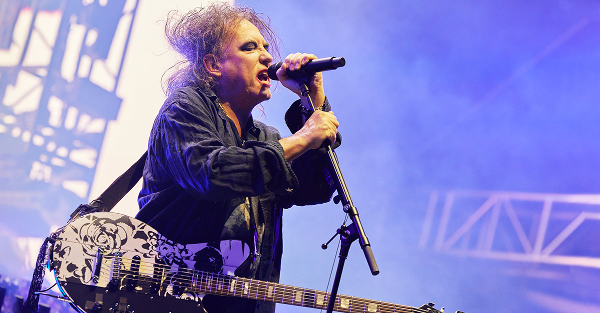 Robert Smith dei Cure canta sul palco, 2010