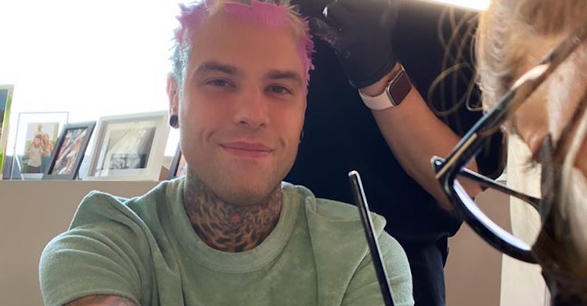 Fedez Ecco Il Nuovo Look Capelli Arcobaleno E Unghie Con Il Simbolo 