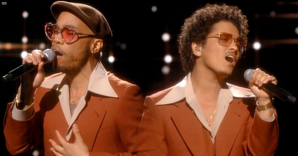 Bruno Mars e Anderson .Paak sono i Silk Sonic | Radio Deejay