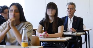 Pupo torna sui banchi di scuola a 70 anni per l'esame di maturità: "Il primo luglio mi aspetta l'orale"