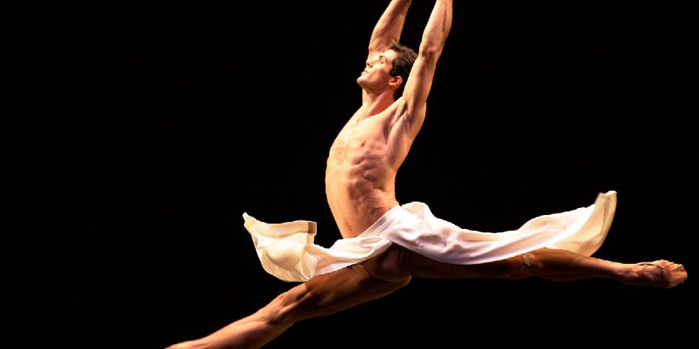 Carla è In Equilibrio In Piedi Su Una Scala