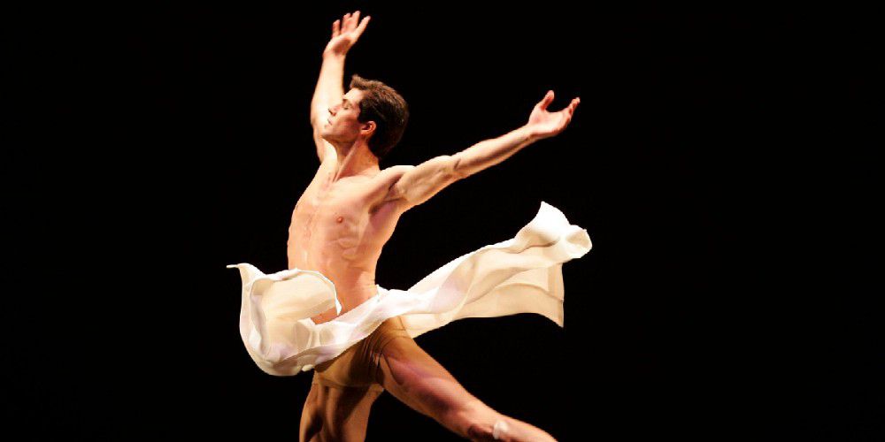 Carla è In Equilibrio In Piedi Su Una Scala