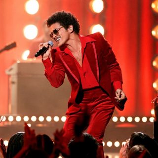 Bruno Mars si esibisce sul palco durante un concerto allo stadio